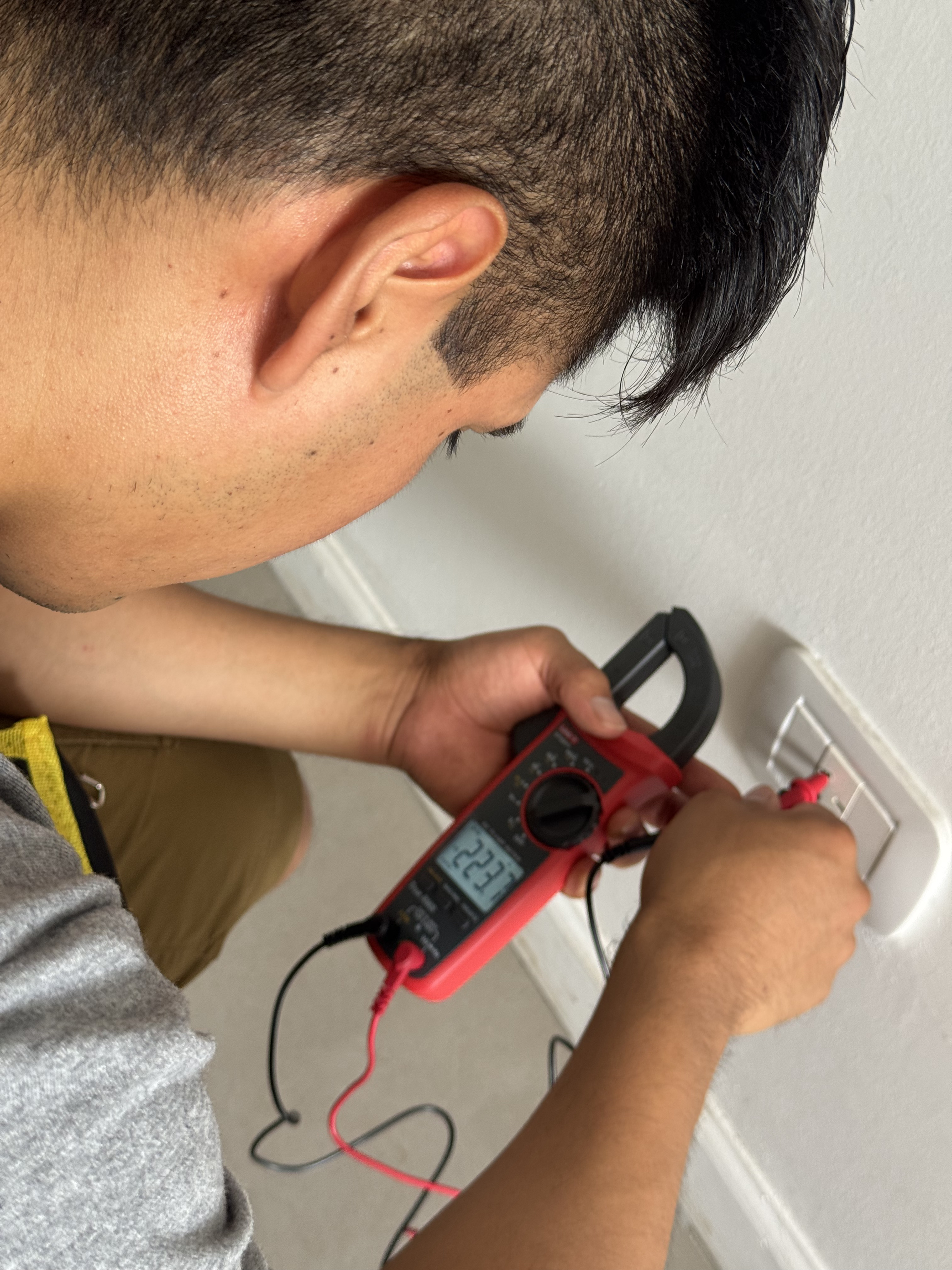 Electricista de ChispaBA trabajando en CABA